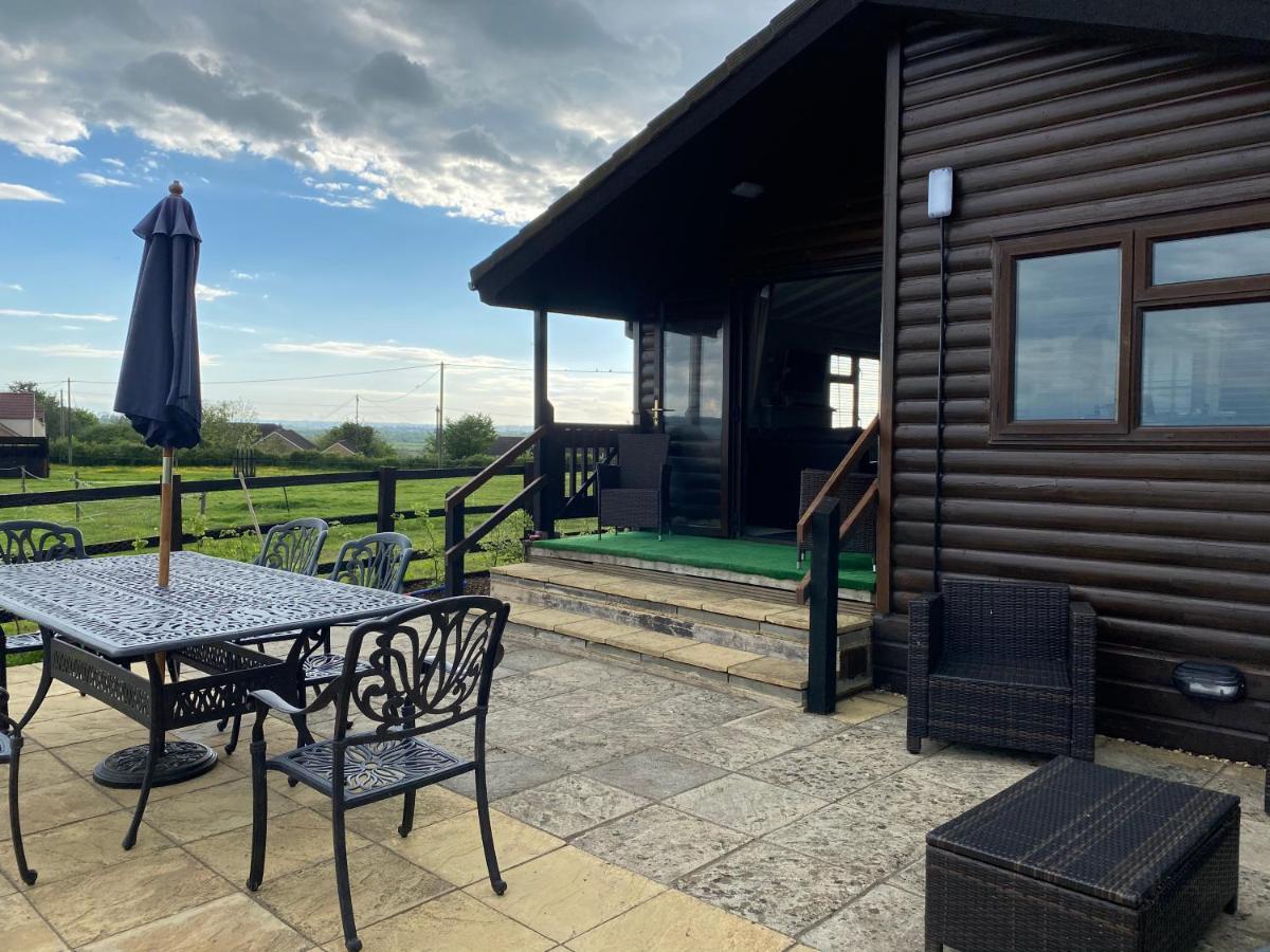 Rew Farm Country & Equestrian Accommodation - Sunrise Lodge Melksham Exterior foto