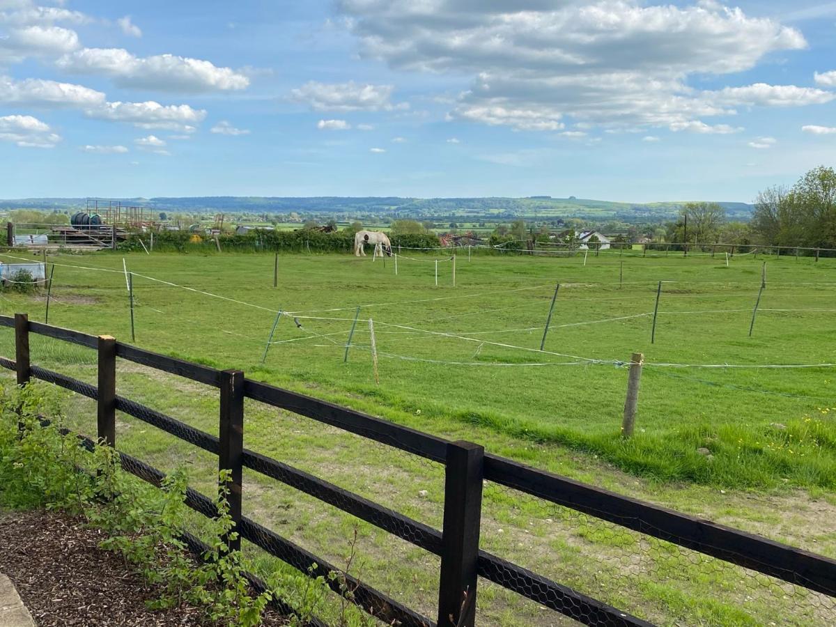 Rew Farm Country & Equestrian Accommodation - Sunrise Lodge Melksham Exterior foto