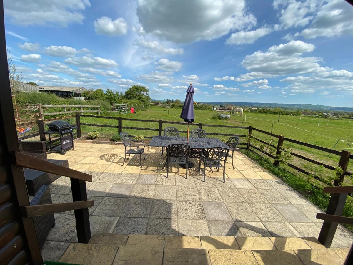 Rew Farm Country & Equestrian Accommodation - Sunrise Lodge Melksham Exterior foto