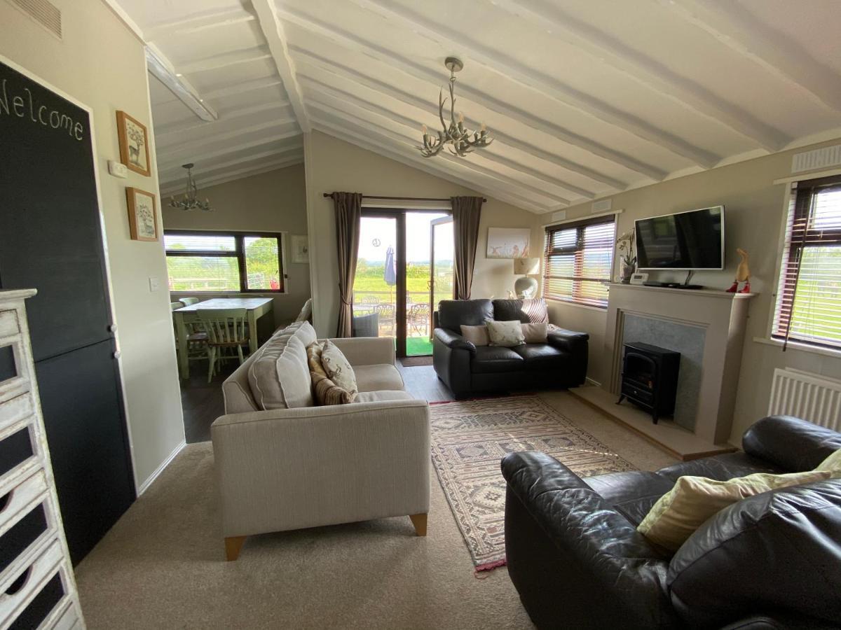 Rew Farm Country & Equestrian Accommodation - Sunrise Lodge Melksham Exterior foto