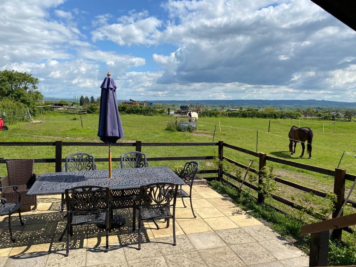Rew Farm Country & Equestrian Accommodation - Sunrise Lodge Melksham Exterior foto