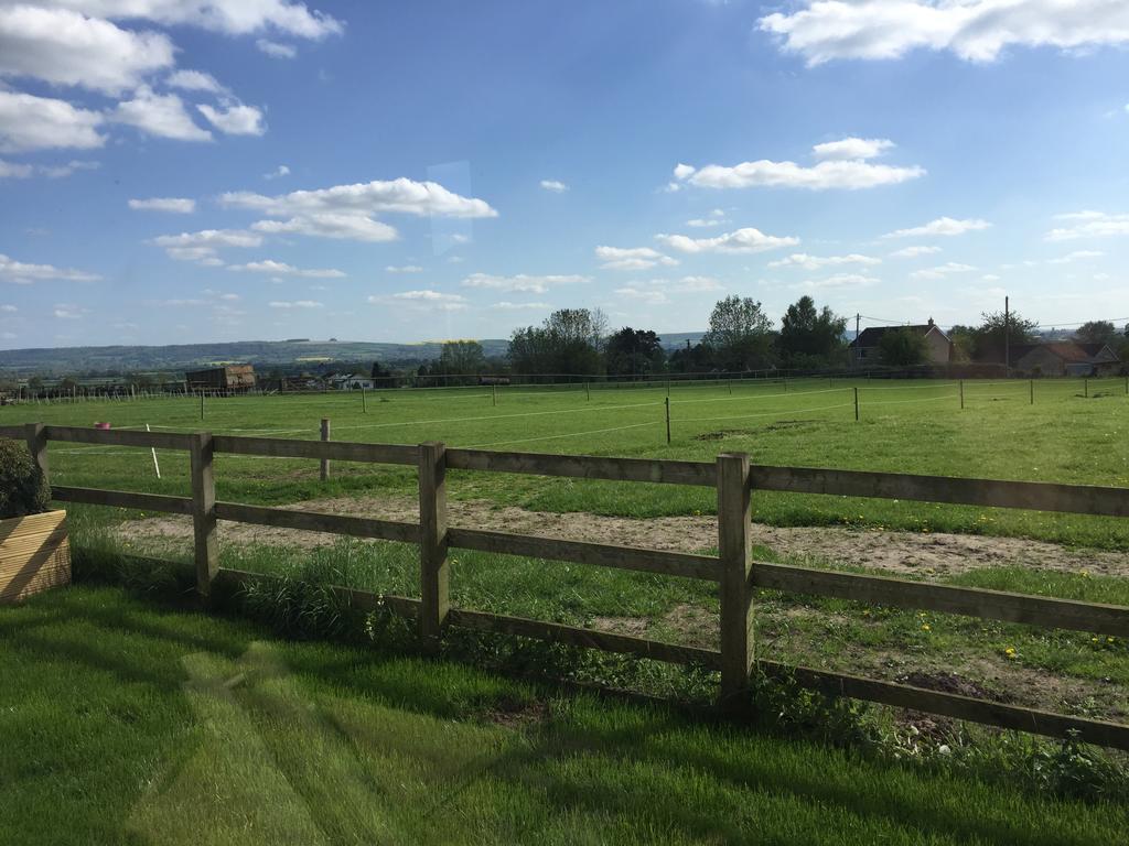 Rew Farm Country & Equestrian Accommodation - Sunrise Lodge Melksham Exterior foto